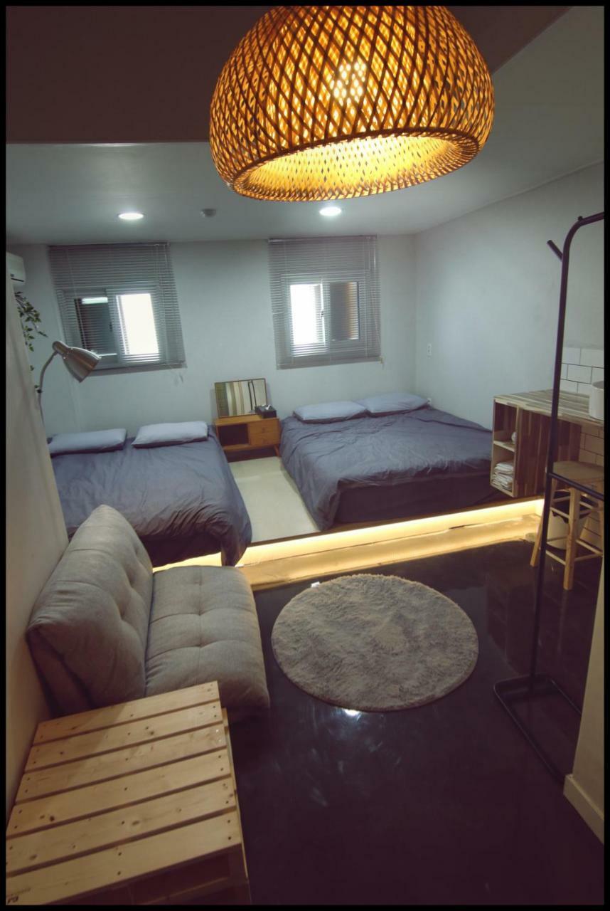 24 Guesthouse Sinchon Сеул Екстер'єр фото