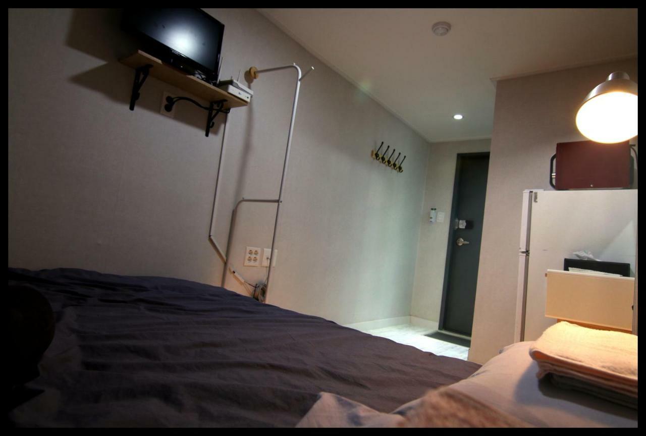 24 Guesthouse Sinchon Сеул Екстер'єр фото