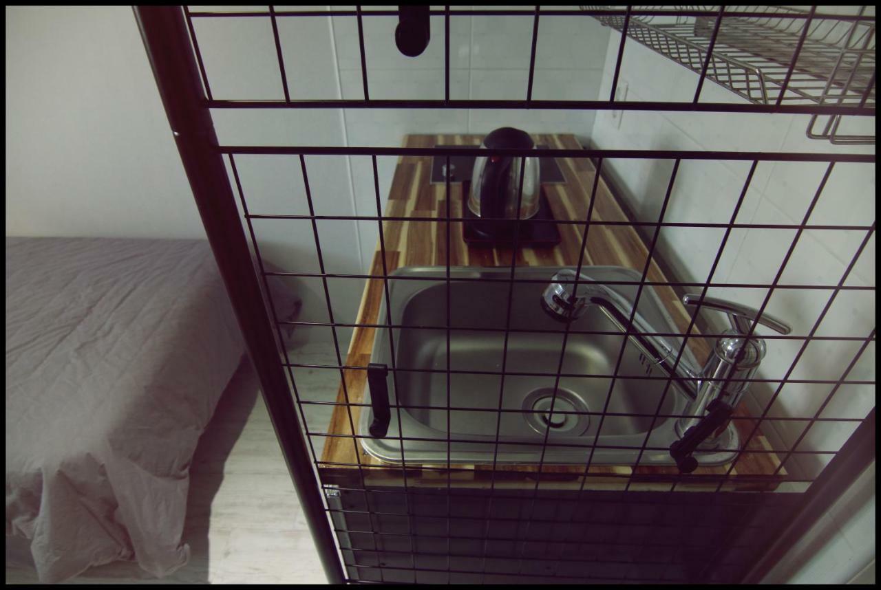 24 Guesthouse Sinchon Сеул Екстер'єр фото