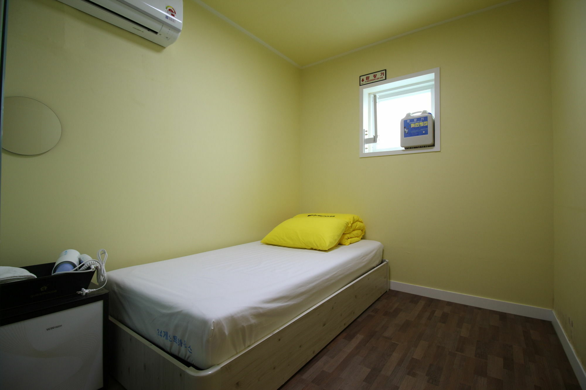 24 Guesthouse Sinchon Сеул Екстер'єр фото